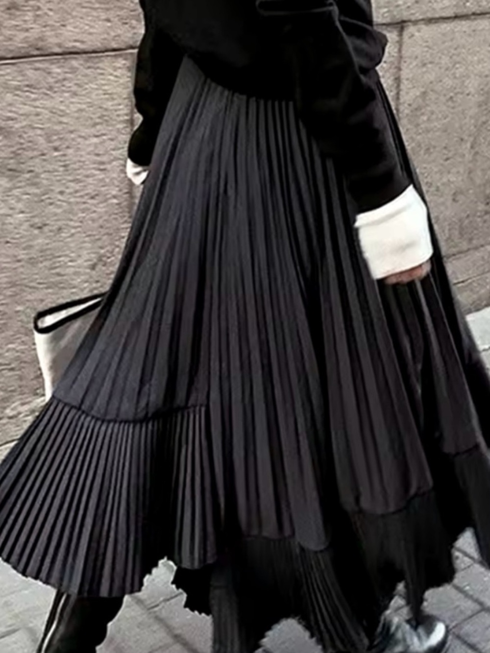 SHEIN black pleated skirt.